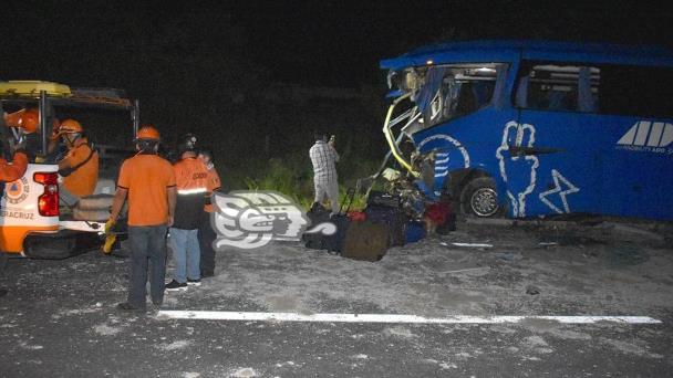 Autobús Choca Contra Tráiler En Libramiento De Dos Ríos Hay 3 Muertos