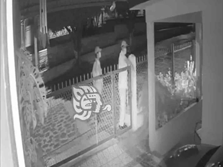 (+Video) Cámaras de vigilancia captan a sujetos robando un taller, en Misantla