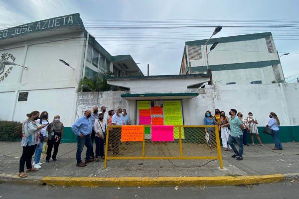 Toman secundaria José Azueta en Boca del Río; alumnos no pudieron regresar a clases