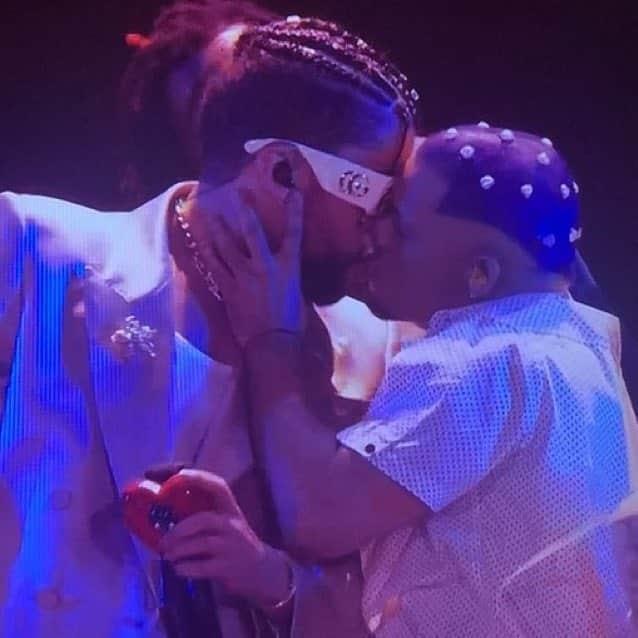 Video: Bad Bunny besa a uno de sus bailarines durante los MTV VMAs 2022