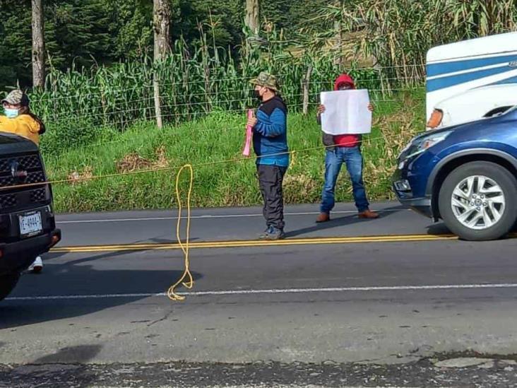 ¡Atento! Manifestantes mantienen bloqueo en carretera Xalapa-Perote
