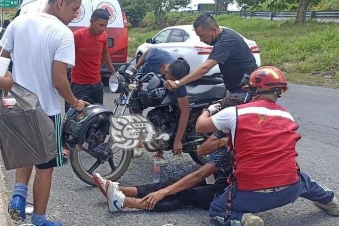 Auxilian a motociclista accidentado en la carretera Minatitlán-Cosoleacaque