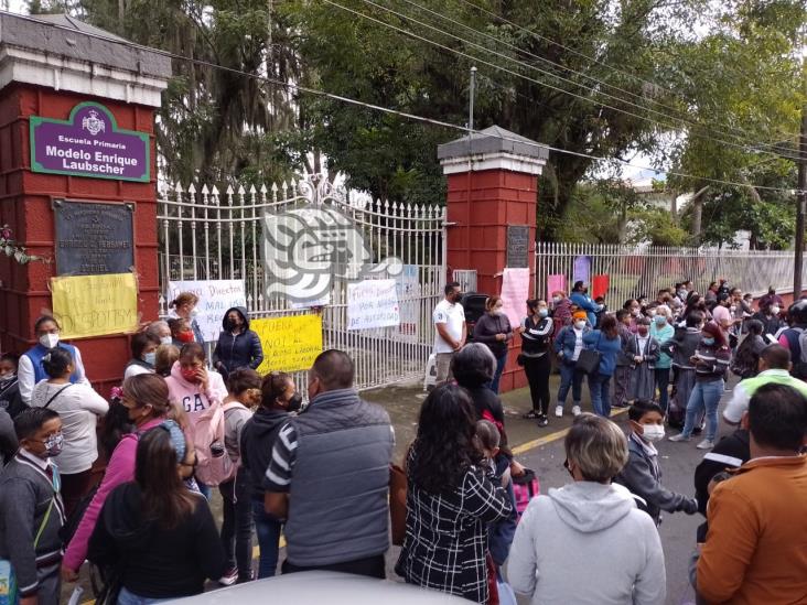 (+Video) Esta escuela de Orizaba no tuvo clases; maestras exigen salida del director