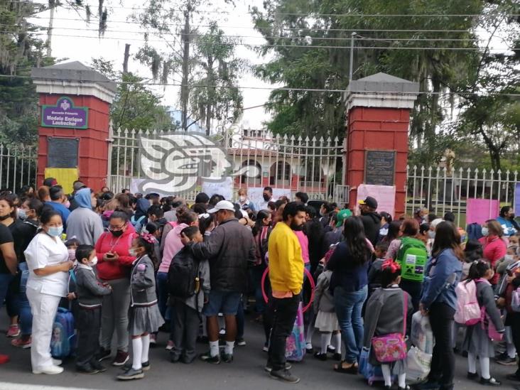 (+Video) Esta escuela de Orizaba no tuvo clases; maestras exigen salida del director