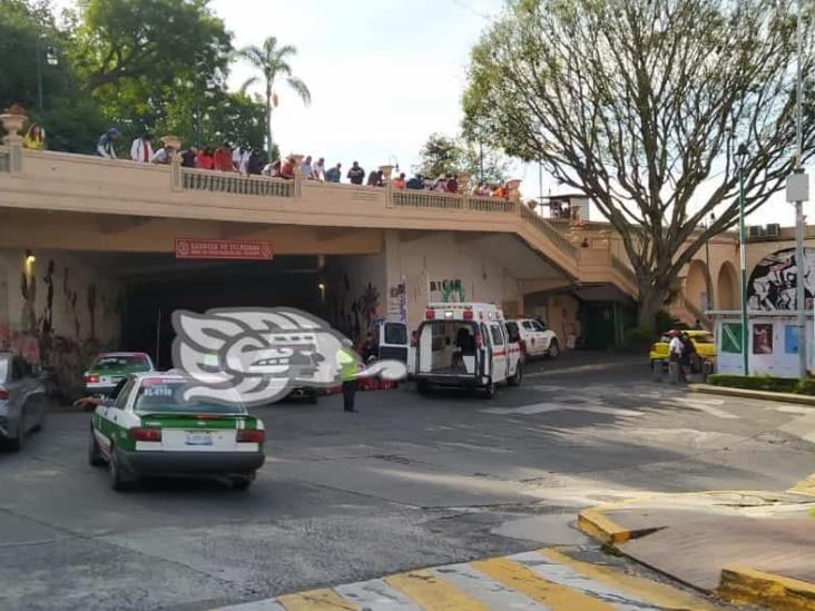 Taxi atropella a ciclista en entrada a viaducto de Xalapa