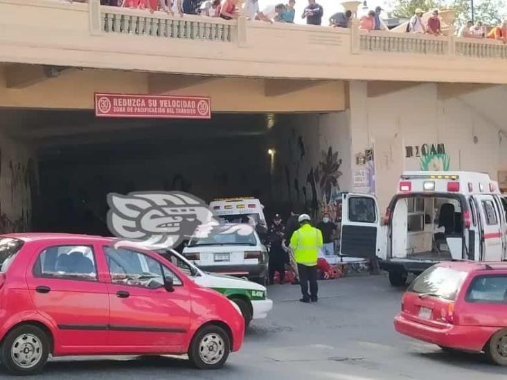 Taxi atropella a ciclista en entrada a viaducto de Xalapa