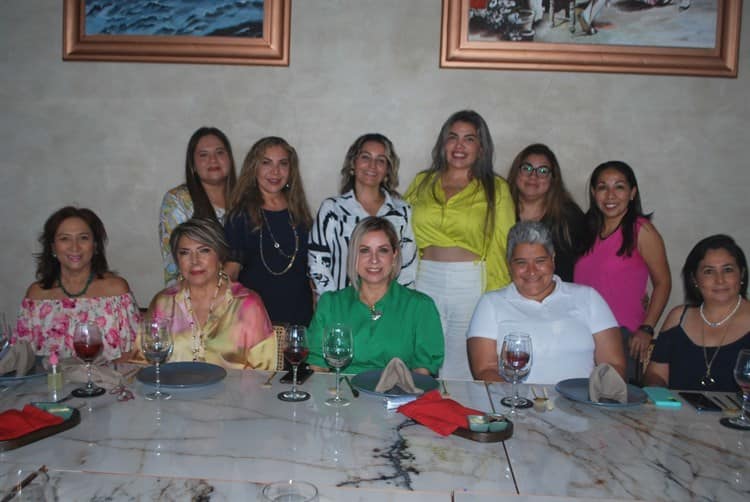 Juanita Utrera Ortega es festejada por su reciente cumpleaños