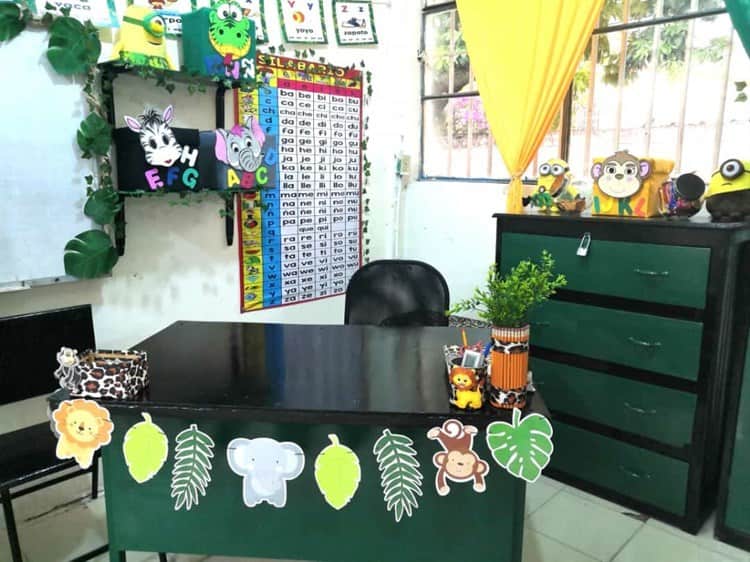 Maestra de Minatitlán convierte salón de clases en Safari y así recibe a sus alumnos