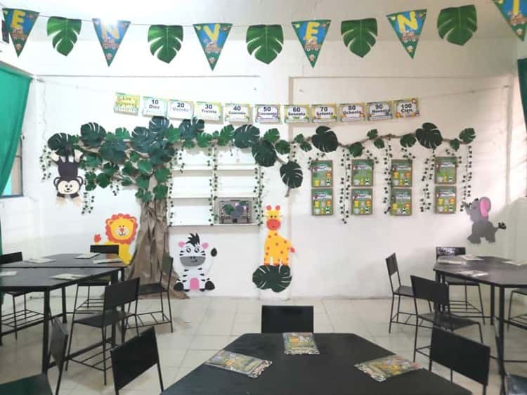 Maestra de Minatitlán convierte salón de clases en Safari y así recibe a sus alumnos
