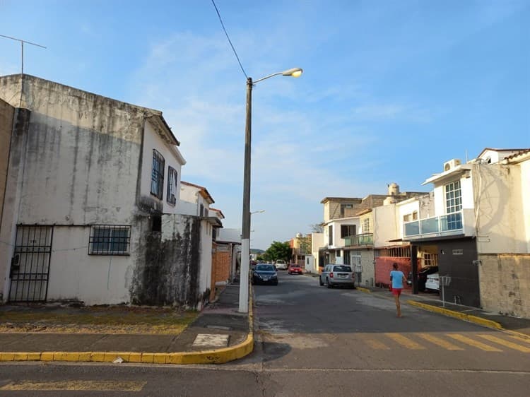 Inseguridad acecha a vecinos de Veracruz, sufren robo de tubos de medidores de agua