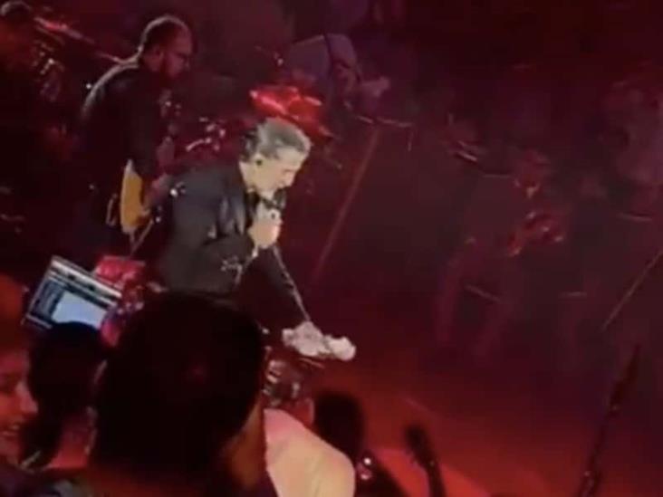 Alejandro Fernández ‘patea’ al Dr. Simi durante concierto