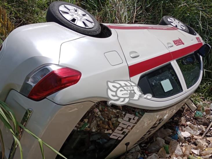 Abandonan taxi de Coatzacoalcos volcado en la autopista de Cosoleacaque