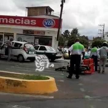 En diferentes avenidas de Xalapa, accidentes viales dejan daños materiales