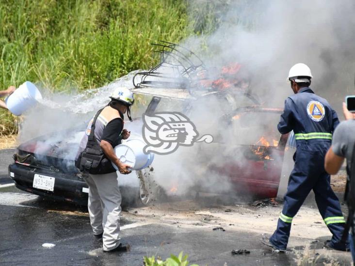 Auto queda hecho cenizas durante bloqueo en Emiliano Zapata (+Video)