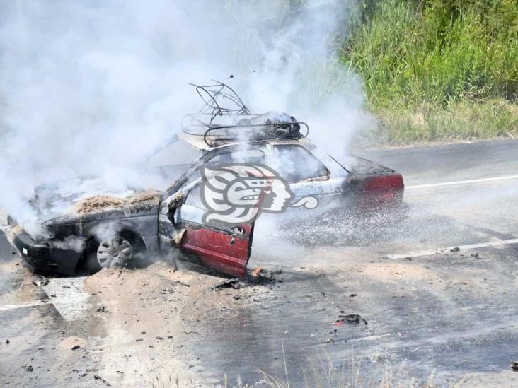 Auto queda hecho cenizas durante bloqueo en Emiliano Zapata (+Video)