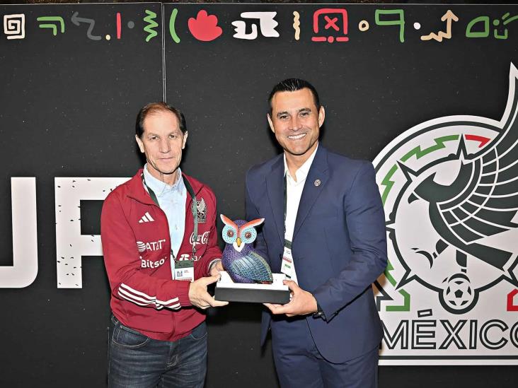 ¡Gran gesto! Director deportivo del “Tri” le entrega presente a su símil de Paraguay