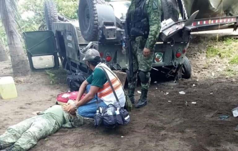 Militares vuelcan su vehículo al perseguir presunta avioneta clandestina en Chiapas