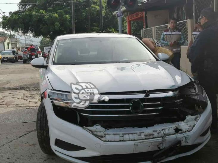 En Córdoba, camioneta es golpeada por un tren; quiso ganarle el paso