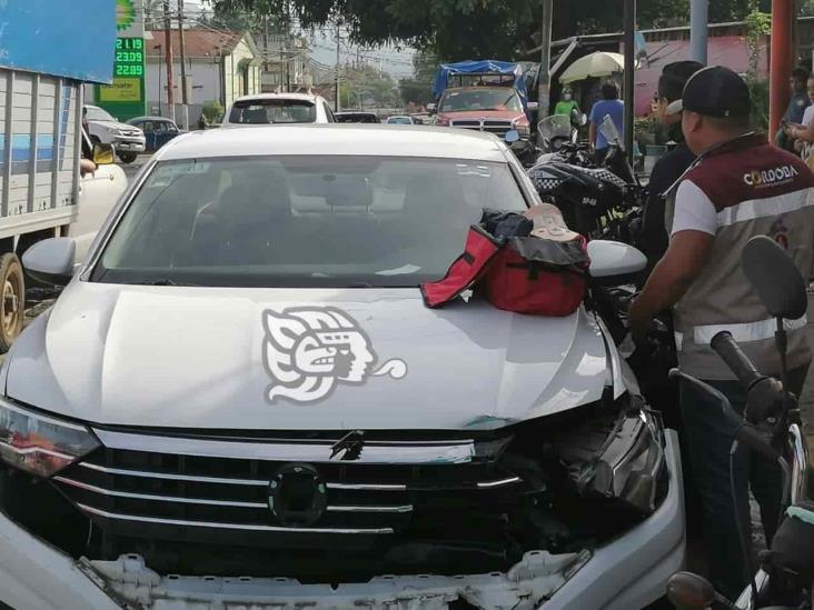 En Córdoba, camioneta es golpeada por un tren; quiso ganarle el paso