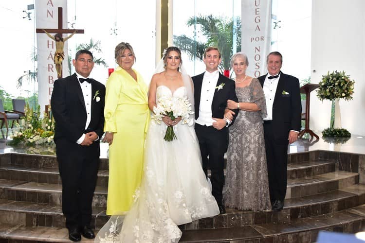 Jacqueline Pegueros Azamar y Santiago del Val Martín contraen sagrado matrimonio