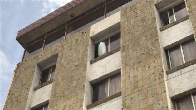 Salvan a mujer embarazada; intentó lanzarse de quinto piso de hotel