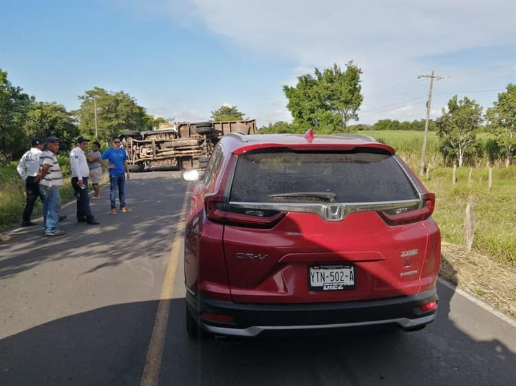 Camioneta de carga se voltea y se impacta otra sobre la carretera Tlalixcoyan