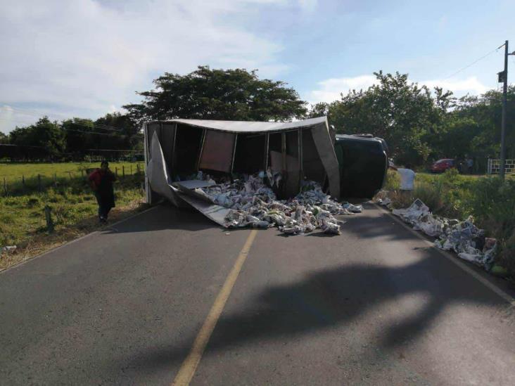 Camioneta de carga se voltea y se impacta otra sobre la carretera Tlalixcoyan