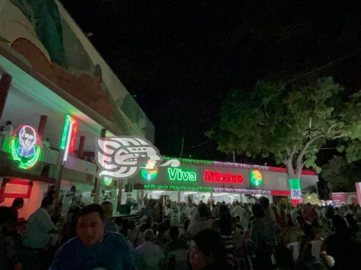 Entre luces tricolores, arrancan festejos patrios en Poza Rica