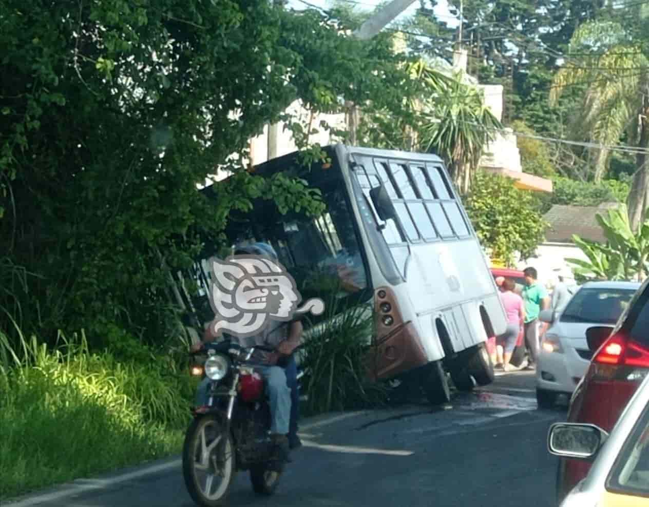 Choque De Autobús Deja 4 Heridos Y Daños Materiales En Córdoba 0964