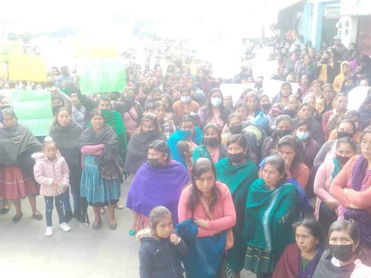 (+Video) En escuelas de Tehuipango, faltan más de un centenar de maestros