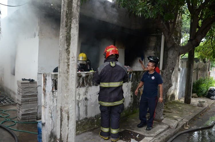 (Video) Se incendia vivienda en la colonia Benito Juárez en Veracruz