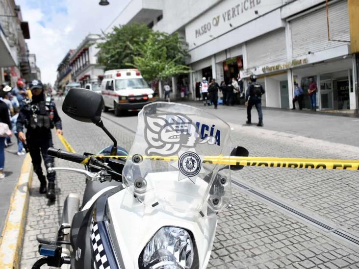 (+Video) Fallece hombre de la tercera edad en céntrica calle de Xalapa