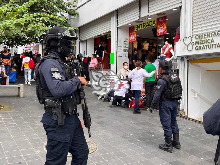 (+Video) Fallece hombre de la tercera edad en céntrica calle de Xalapa