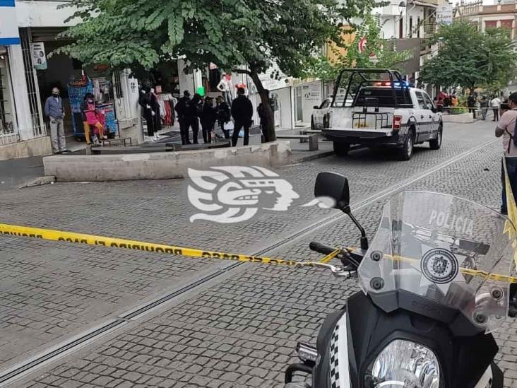 (+Video) Fallece hombre de la tercera edad en céntrica calle de Xalapa