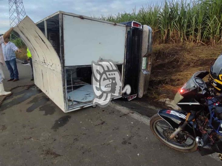 Vuelca camioneta en Amatlán; hay dos lesionados
