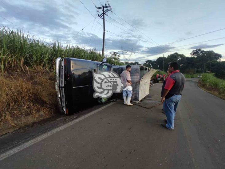 Vuelca camioneta en Amatlán; hay dos lesionados
