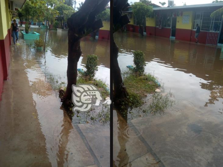 Se inunda Telesecundaria en Coatzacoalcos