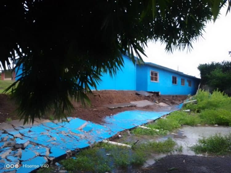 Cae barda en escuela de colonia Tarimoya por lluvias en Veracruz