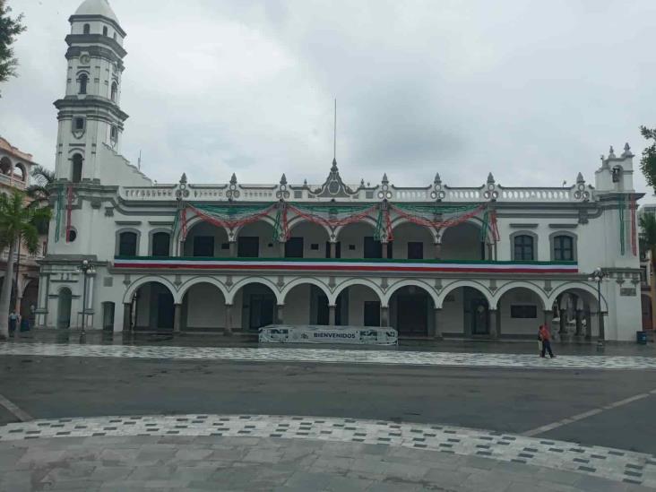 Colocan adornos patrios en centro de Veracruz