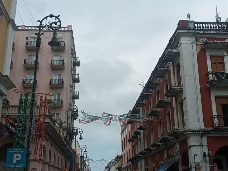 Colocan adornos patrios en centro de Veracruz