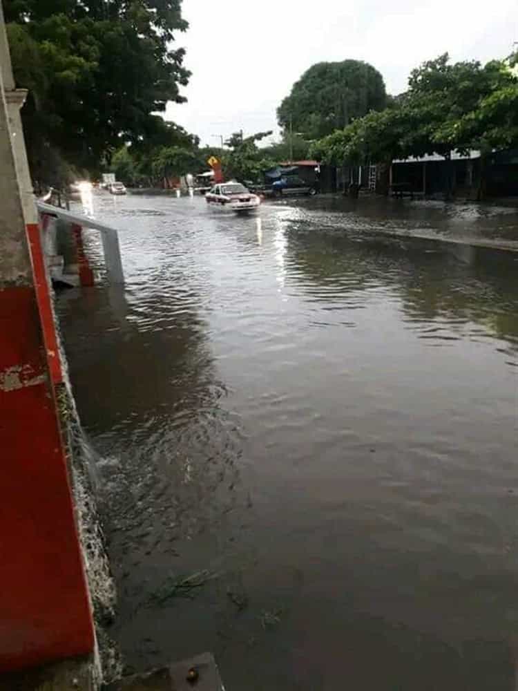 ¡Bajo el agua! Se inunda carretera federal en Puente Jula