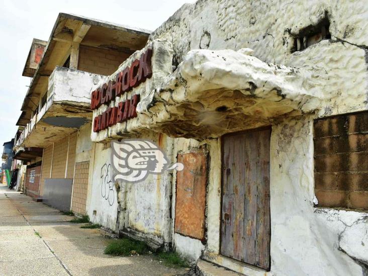 Saqueados y en completo abandono locales del malecón costero