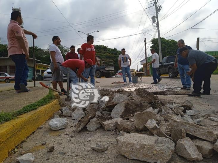 De nueva cuenta taxistas reparan las calles de villa Allende(+Video)