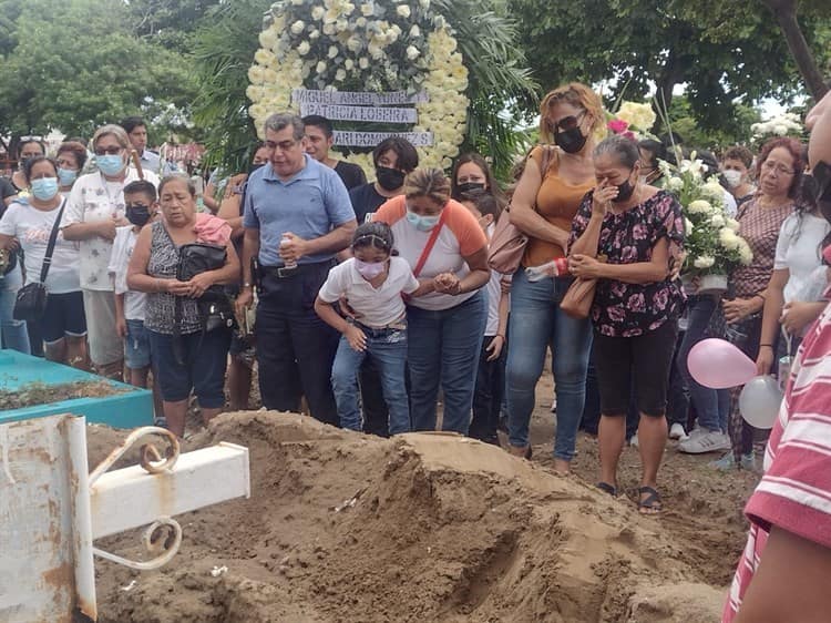 (Video) Dan el último adiós a Camila y su papá; un tráiler los atropelló en Veracruz