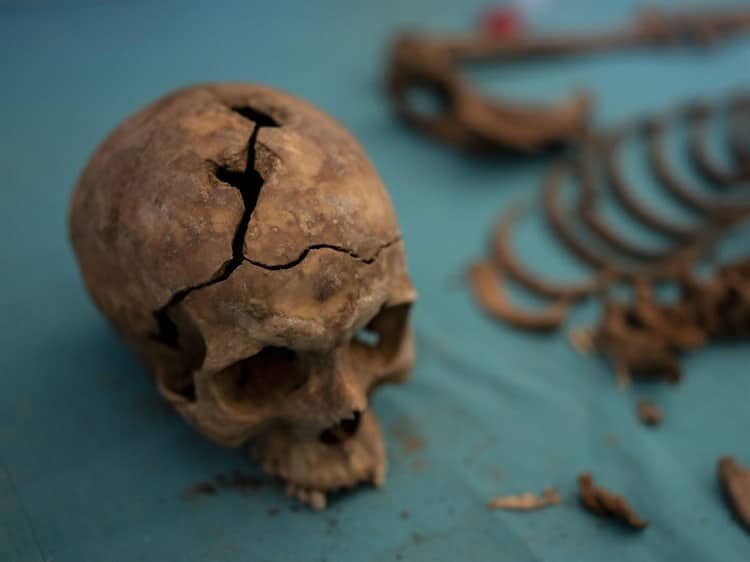 ¡Insólito! Hallan restos de mujer “vampiro” en un cementerio