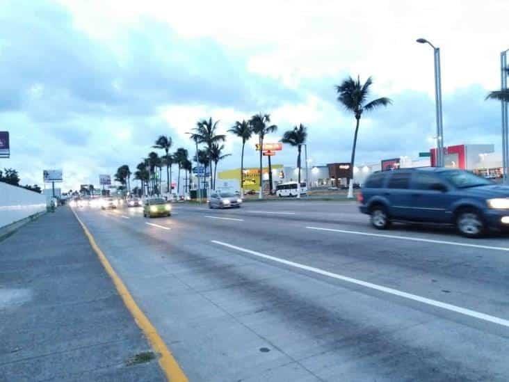 Reportan tráfico lento por reparación de fuga en Boca del Río