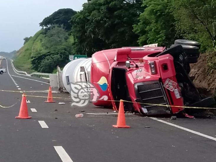 Vuelca pipa cargada de gasolina en la carretera federal 180; hay un muerto