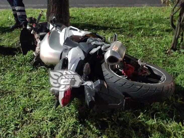 Motociclista, herido tras derrapar en Lázaro Cárdenas de Xalapa