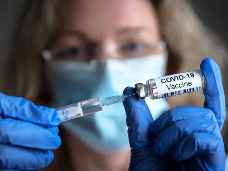 Analizan aplicar anualmente refuerzo de vacuna contra covid-19 en Estados Unidos