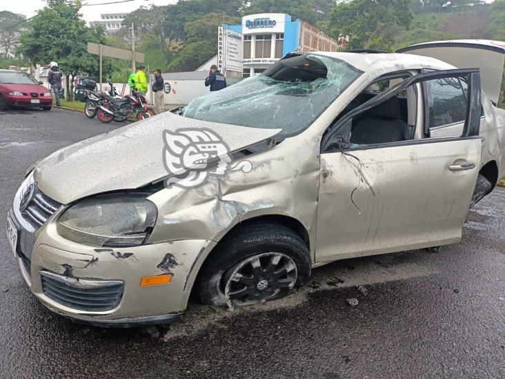 Aparatosa volcadura en Arco Sur deja un lesionado